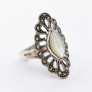 Stříbrný prsten perleť a markazit